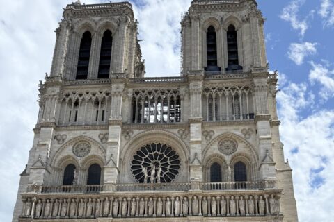 Façade de la Cathédrale Notre-Dame de Paris qui accueille une crèche montée par l'association arlésienne des Amis du Salon International des Santonniers. Photo : Ville d'Arles.