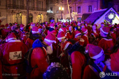 Image de la Christmas Run 2024, lors de la 1ère édition. Photo : O. Quérette / ektadoc / Ville d'Arles.