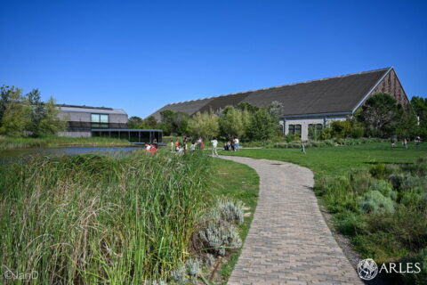 Photo du Parc des Ateliers prise en mai 2025 lors de la restitution du programme pédagogique de LUMA Arles dans la Grande Halle. Photo : JanD / Ville d'Arles.