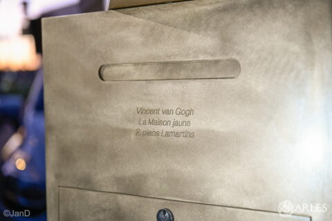 L'une des faces de la boîte aux lettres réalisée par l'artiste Domenico de Clario à l'adresse du peintre Vincent van Gogh au 2, place Lamartine, et inaugurée le 20 février 2026, 138 ans jour pour jour après l'arrivée du peintre à Arles. Photo : JanD / Ville d'Arles.
