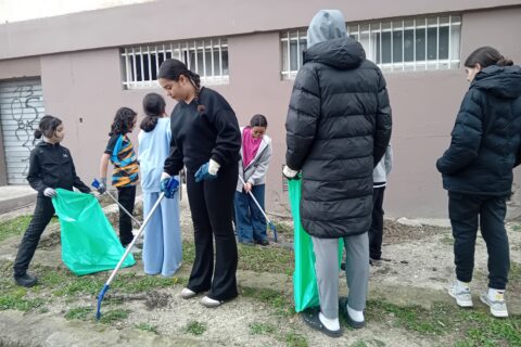 Image capturée au cours d'un après-midi nettoyage auquel participent des jeunes pendant les vacances d'hiver. Atelier organisé à Barriol par le centre social Christian-Chèze, le 25 février 2026. Photo : Ville d'Arles.