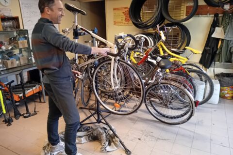 Image prise à la Maison du vélo en février 2026. On y voit Manuel Taraud le président de l'association arlésienne Convibicy. Photo : Ville d'Arles.