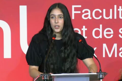 Wissal Boudjarane lors de la finale du concours de l'éloquence qu'elle a remportée à Aix-en-Provence le 13 mars 2026.