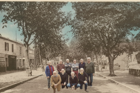 Photo du collectif "Raphèle Autrefois" qui édite un livre de clichés anciens du village.