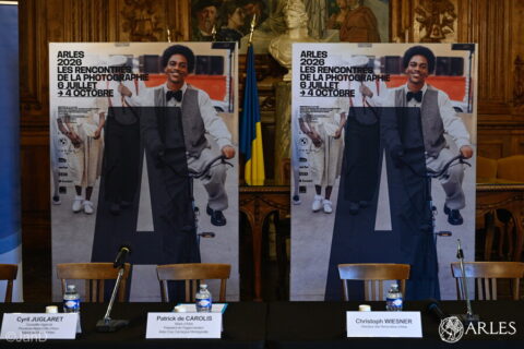 Affiche des Rencontres d'Arles 2026. Photo : Jan Dyver / Ville d'Arles.