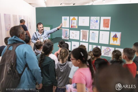 Photo prise le jour de l'inauguration de l'événement "Les Enfants d'Arles exposent" à l'espace Van Gogh et en présence des enfants eux-mêmes venus découvrir leurs œuvres installées. Photo : Florent Gardin / Ville d'Arles.