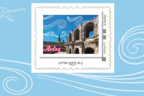 Timbre à l'effigie d'Arles mis en vente par La Poste depuis le lundi 27 avril 2026, sur le thème "Sous le souffle du Mistral".