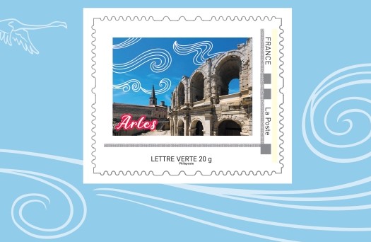 Timbre à l'effigie d'Arles mis en vente par La Poste depuis le lundi 27 avril 2026, sur le thème "Sous le souffle du Mistral".