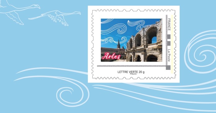 Timbre à l'effigie d'Arles mis en vente par La Poste depuis le lundi 27 avril 2026, sur le thème "Sous le souffle du Mistral".