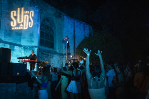 Photo de promotion du festival Les Suds, à Arles, prises lors des Nuits Suds. ©Rosalie Parent.
