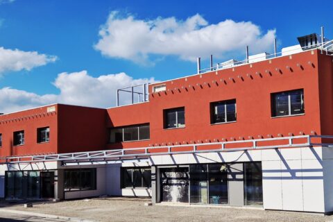 Photo de la Maison des consultations sur le site du Centre hospitalier d'Arles prise au cours des travaux début 2026.