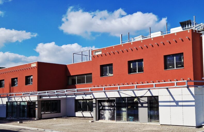 Photo de la Maison des consultations sur le site du Centre hospitalier d'Arles prise au cours des travaux début 2026.