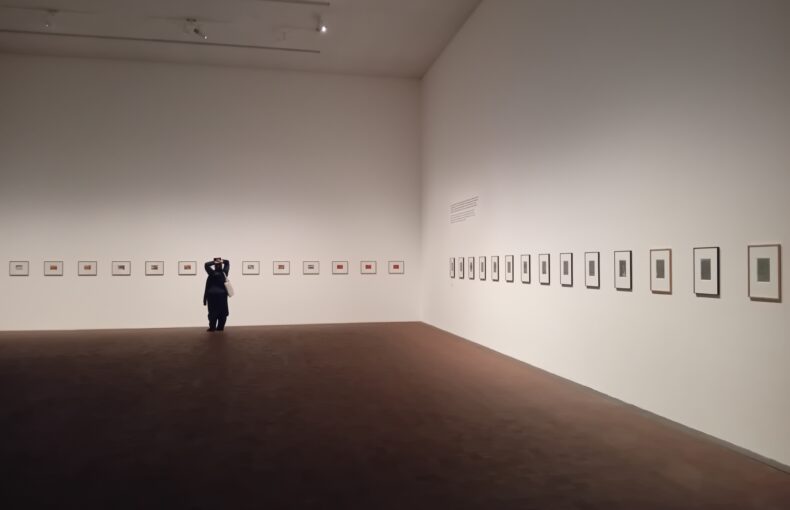 Salle de la Tour Luma où sont présentées les œuvres de l'artiste Gerhard Richter depuis le 1er mai 2026 et jusqu'au 10 janvier 2027. Photo : Ville d'Arles.