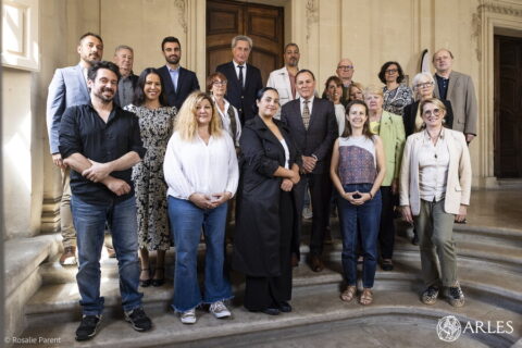 Les 20 membres (10 élus du conseil municipal et 10 représentants d’associations) élus lors du Conseil d’Administration d’installation du CCAS de ce 6 mai 2026. Photo : Rosalie Parent / Ville d'Arles.