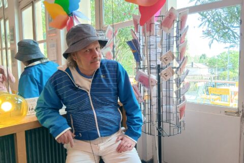 L'artiste Philippe Katerine, au moment de sa venue pour le Festival du Dessin 2026. Photo : Ville d'Arles.