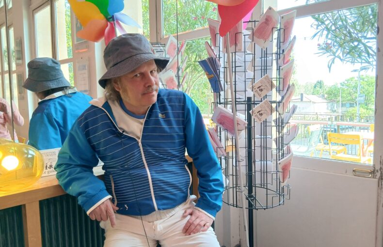 L'artiste Philippe Katerine, au moment de sa venue pour le Festival du Dessin 2026. Photo : Ville d'Arles.