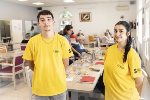 2 jeunes en service civique ont rejoint le pôle seniors du CCAS le 29 avril 2026. Photo : Florent Gardin / Ville d'Arles.