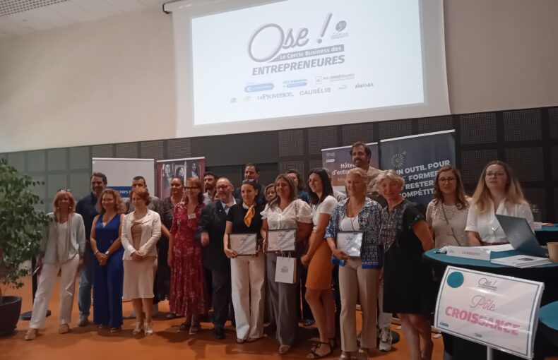 Remise des prix de concours de pitch lors de la journée Ose ! organisée par la CCI pour soutenir l'entreprenariat au féminin. Photo : Ville d'Arles.