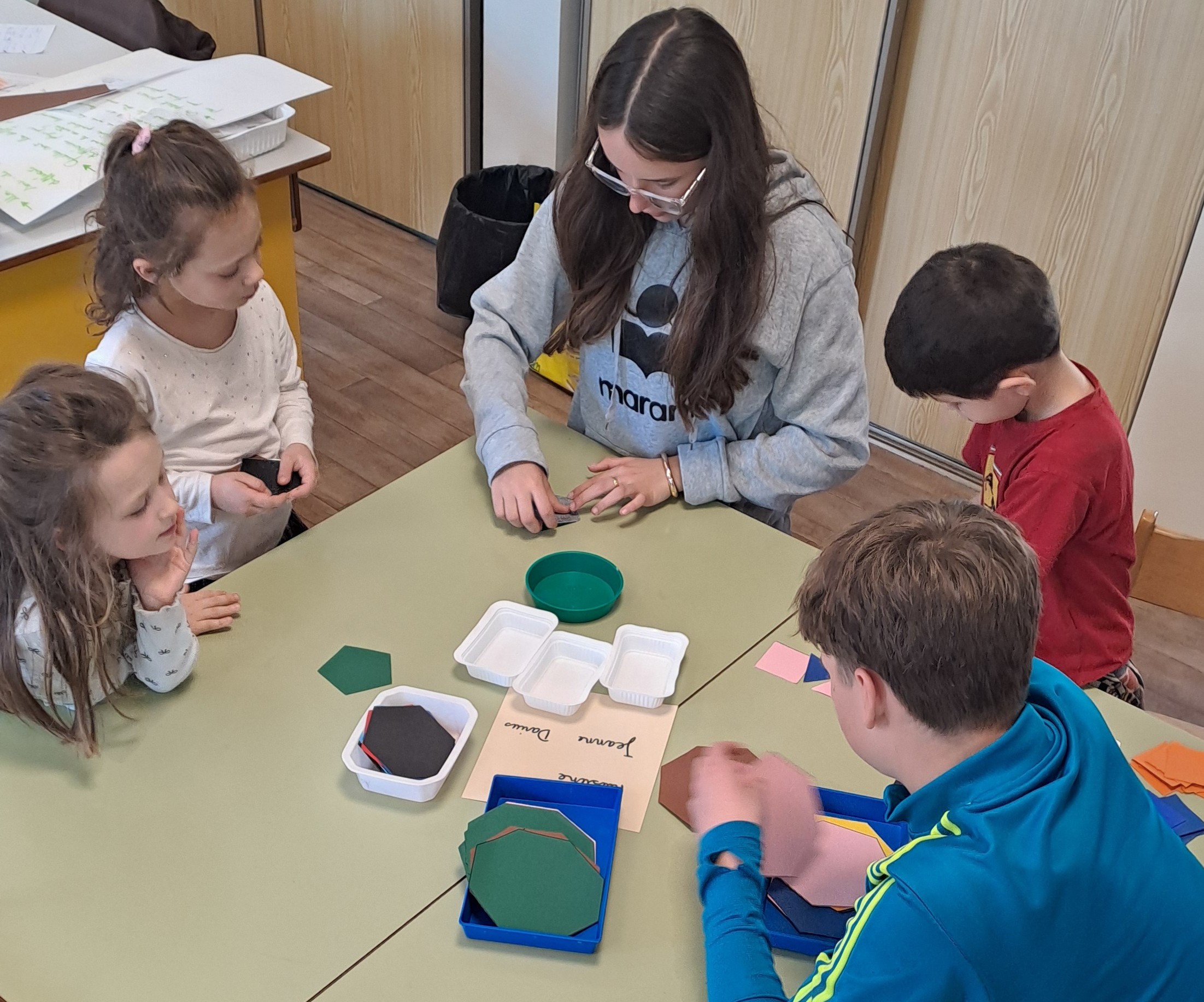 À l’école du cloître, les grandes sections maternelles découvrent la géométrie … – Arles