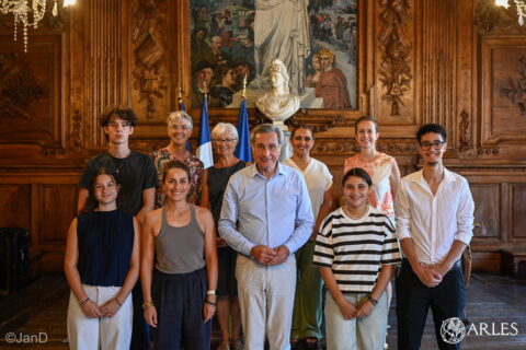 Personnes présentes autour du maire Patrick de Carolis et de la première adjointe Mandy Graillon lors de la réception, le 1er juillet 2026, des jeunes participants (des lycée Pasquet et collège Ampère) au concours national de la Résistance et de la Déportation en mars 2026. Photo : Jan Dyver / Ville d'Arles.