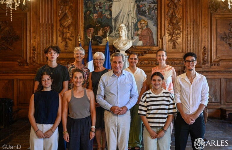 Personnes présentes autour du maire Patrick de Carolis et de la première adjointe Mandy Graillon lors de la réception, le 1er juillet 2026, des jeunes participants (des lycée Pasquet et collège Ampère) au concours national de la Résistance et de la Déportation en mars 2026. Photo : Jan Dyver / Ville d'Arles.