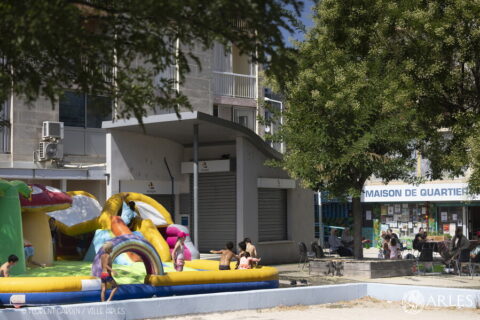 Image des installations gonflables mises en place à Griffeuille le 29 juillet dernier par la Maison de quartier pour permettre aux habitants, en particulier aux enfants, un moment de détente dans la chaleur de l'été. Photo : Florent Gardin / Ville d'Arles.