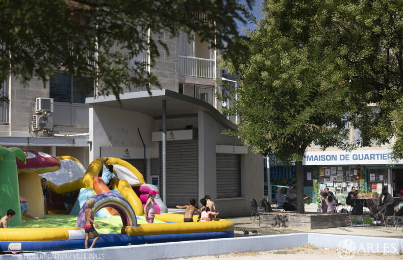 Image des installations gonflables mises en place à Griffeuille le 29 juillet dernier par la Maison de quartier pour permettre aux habitants, en particulier aux enfants, un moment de détente dans la chaleur de l'été. Photo : Florent Gardin / Ville d'Arles.