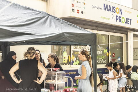 Image de la fête de clôture des animations estivales à Barriol où l'on voit la 1ère adjointe Mandy Grailllon. Photo : Florent Gardin / Ville d'Arles