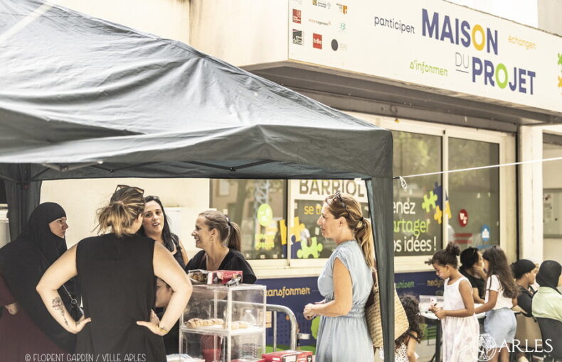 Image de la fête de clôture des animations estivales à Barriol où l'on voit la 1ère adjointe Mandy Grailllon. Photo : Florent Gardin / Ville d'Arles