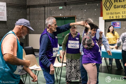 Image prise lors des Olympiades du Vivre Ensemble 2025, regroupant seniors et autres générations à travers des épreuves sportives et ludiques. Photo Rosalie Parent / Ville d'Arles.