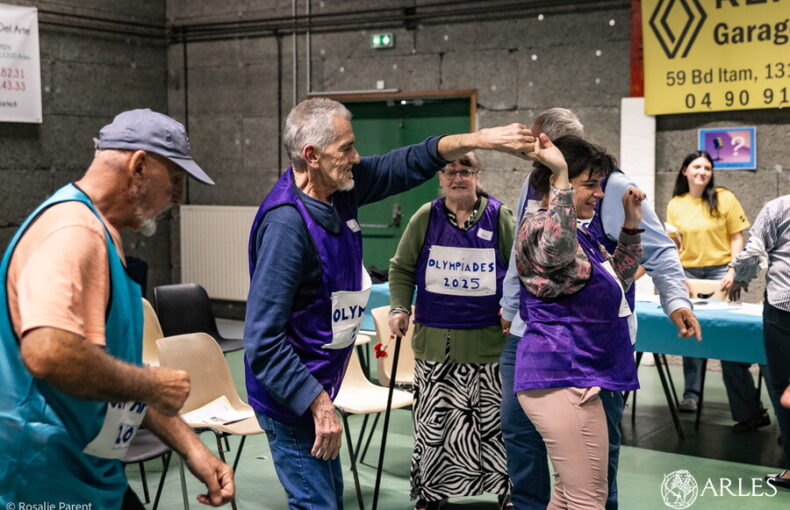 Image prise lors des Olympiades du Vivre Ensemble 2025, regroupant seniors et autres générations à travers des épreuves sportives et ludiques. Photo Rosalie Parent / Ville d'Arles.