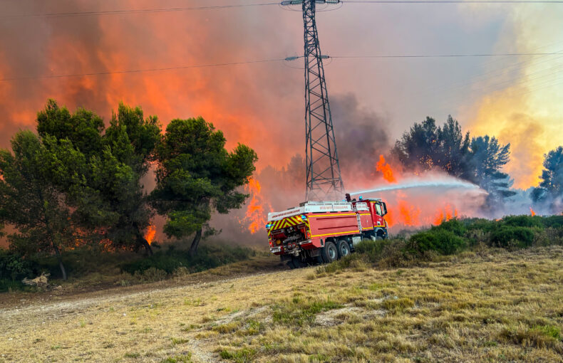 Photo des Pompiers13 prise durant les incendies de l'été 2026.