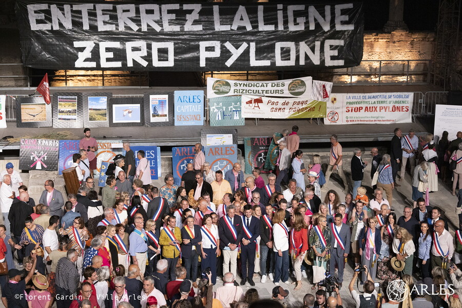 2500 personnes réunies au théâtre antique d’Arles contre le projet de ligne à t… – Arles