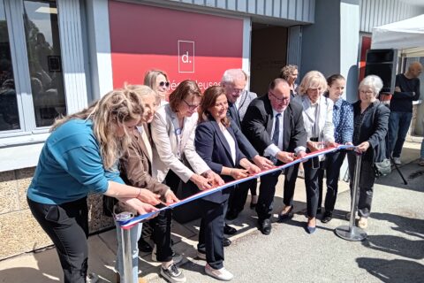 Le ruban tricolore est coupé au moment de l'inauguration de l'incubateur au féminin "Les DéCCIdeuses", à la CCI du Pays d'Arles, le 28 avril 2025.