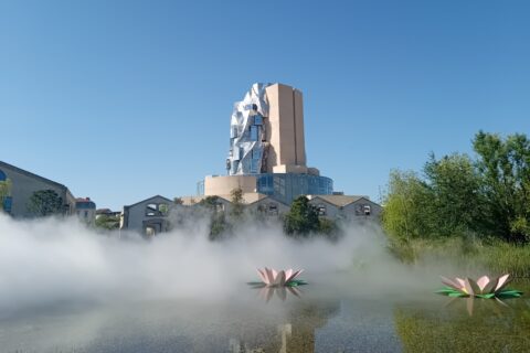 L'une des dernières installations sur l'étang du parc des Ateliers LUMA : une sculpture de brouillard de l'artiste Fujiko Nakaya.
