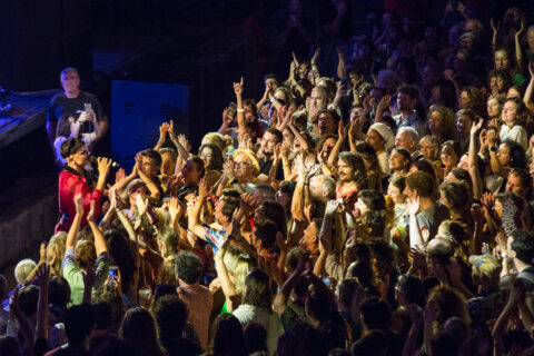 Photo prise lors d'un concert du festival Les Suds, à Arles, celui de Rodrigo Cuevas donné au Théâtre antique. © O Scher