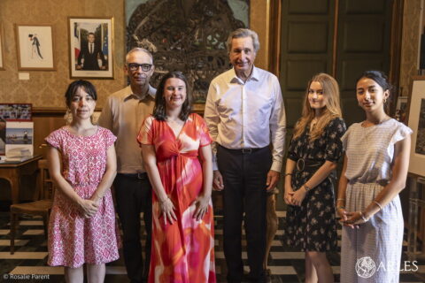 Le maire Patrick de Carolis a reçu les élèves Elisa Pepe, Méline Boissel et Eva Rosso, du lycée Montmajour, admises à Sciences Po Paris, et accompagnées pour l'occasion du proviseur Hubert Baudoin et de leur professeure Isabelle Roux, le 2 juillet 2025. Photo : Rosalie Parent / Ville d'Arles.