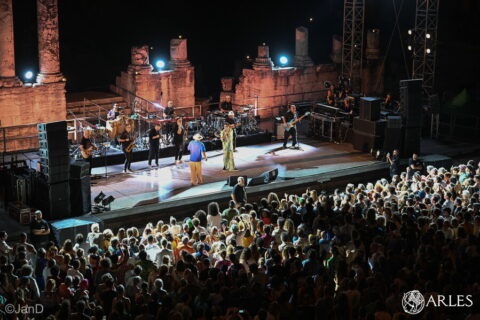 Dans le cadre du festival Les Suds, à Arles, le chanteur brésilien Seu Jorge s'est produit sur scène le mardi 15 juillet au soir au théâtre antique, après une première partie assurée par le groupe Stick in the wheel. Photo : JanD / Ville d'Arles.