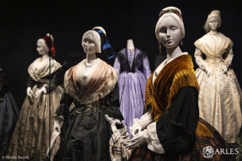 Certains des costumes exposés au Musée Fragonard de la Mode et du Costume ouvert depuis juillet 2025. Photo : Rosalie Parent / Ville d'Arles.