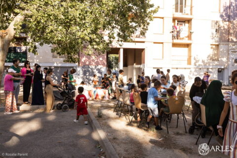 Le jeudi 31 mai au soir, des habitants du quartier du Trébon étaient rassemblés sur la place Georges Gayet pour participer à des ateliers créatifs, à l'initiative du centre social. Photo : Rosalie Parent / Ville d'Arles.