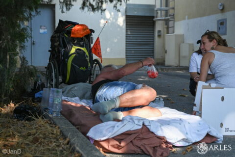 Deux volontaires du CCAS effectuent l'une des maraudes quotidiennes durant l'alerte orange canicule à Arles. Photo : JanD / Ville d'Arles.