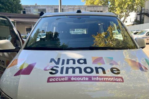 Le van "Nina & Simone", nouveau dispositif de mobilité du Centre d'Information sur les Droits des Femmes et des Familles du Pays d'Arles. Photo : Ville d'Arles.
