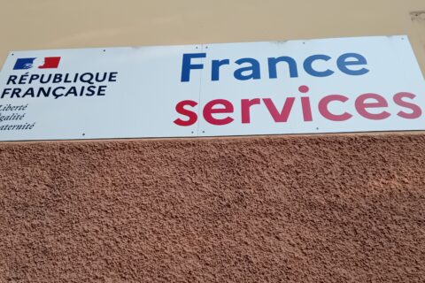 Panneau France services au Trébon, 6 rue Jean Bouin. Photo : Ville d'Arles