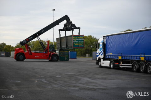 Le 21 octobre 2025 sur le port d'Arles, visite du terminal multimodal Mistral porté par le groupe Combronde et la CCI du Pays d'Arles, et pose de la première pierre du chantier de modernisation du port d'Arles. Photo JanD / Ville d'Arles.